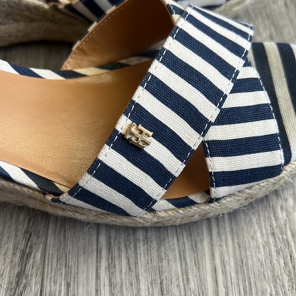 Tommy Hilfiger Yaslin 2 Wedge Sandal Size 8.5M - Picture 6 of 8